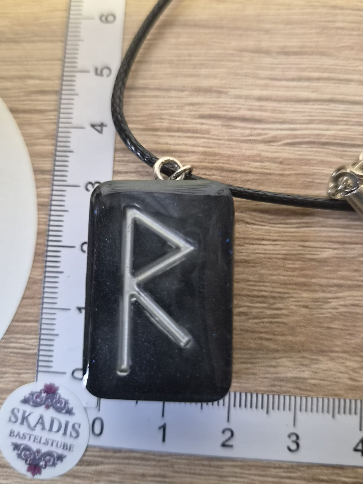Runenanhänger Raidho in schwarz