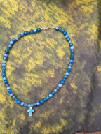 Perlenkette mit Kreuz mit Glasperlen