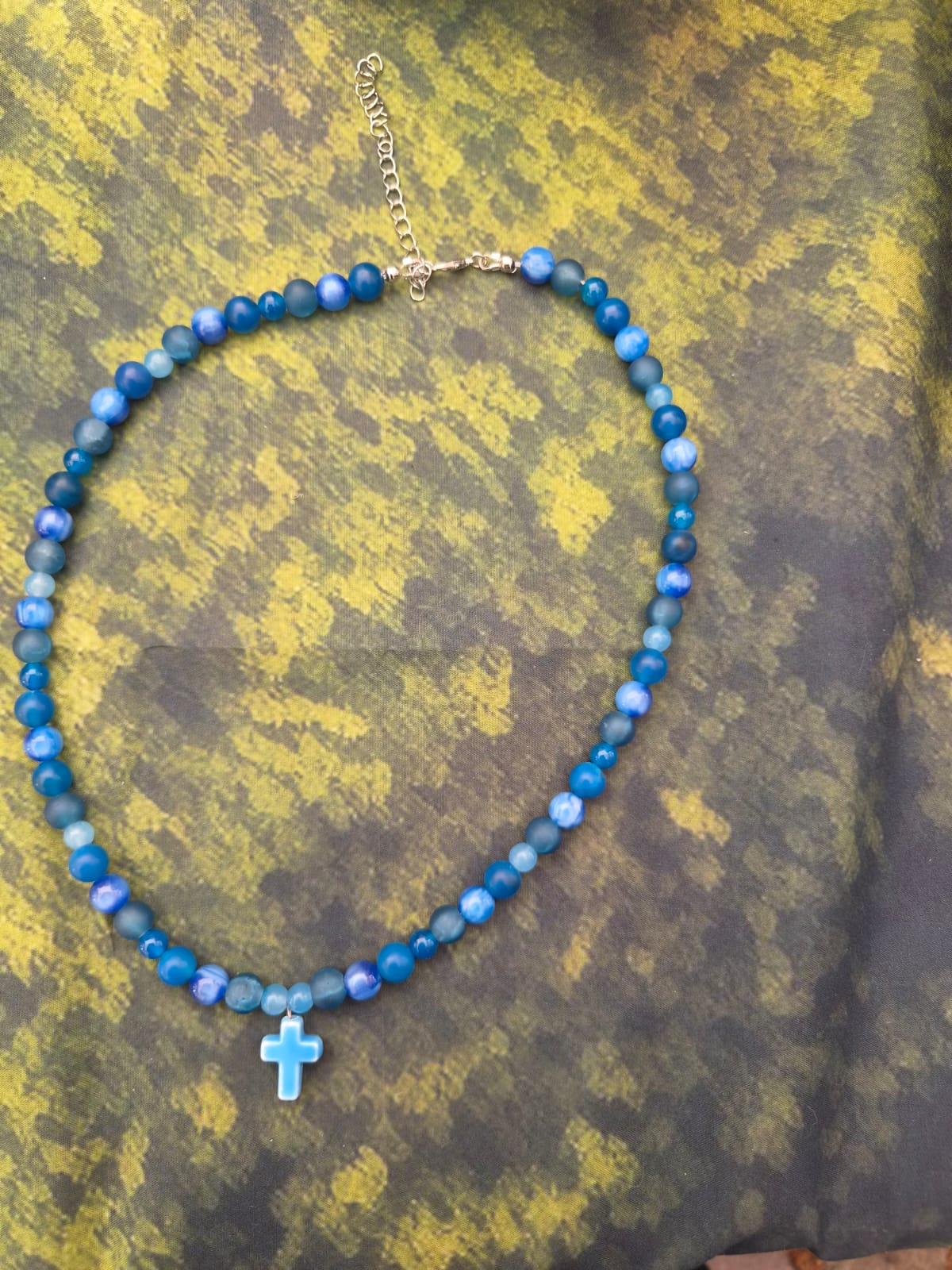 Perlenkette mit Kreuz mit Glasperlen